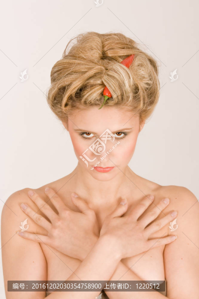 鋒利的金發(fā)女人