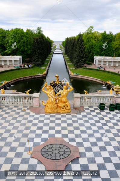 在Petergof公園的噴泉。參孫噴泉
