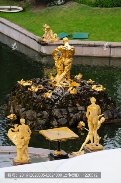 在Petergof公園的噴泉。參孫噴泉