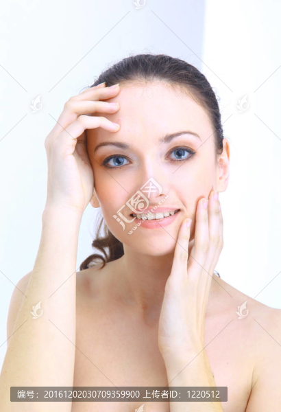一個美麗的亞洲白人背景的女性面孔