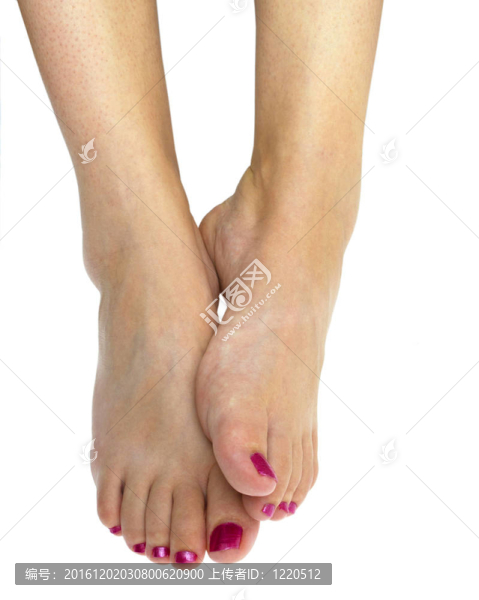 女子腳用粉紅色指甲油