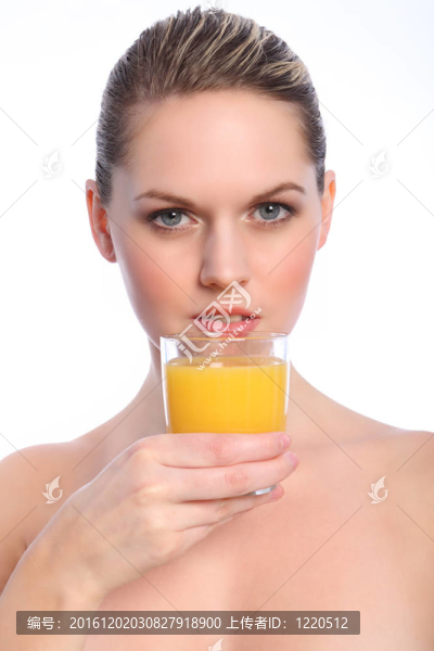 美女喝健康橘子汁
