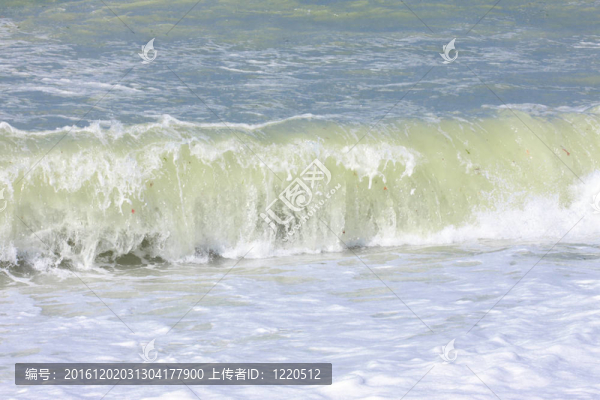 在法國諾曼底沿岸波和噴霧