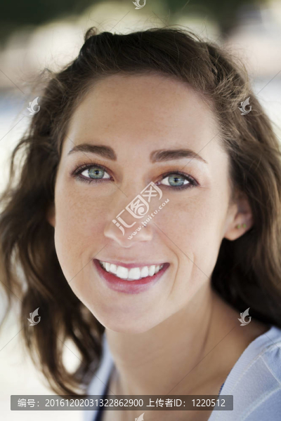 年輕白人婦女的戶外畫像