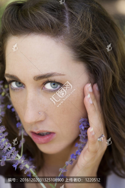 年輕的女人特寫(xiě)肖像戶外花