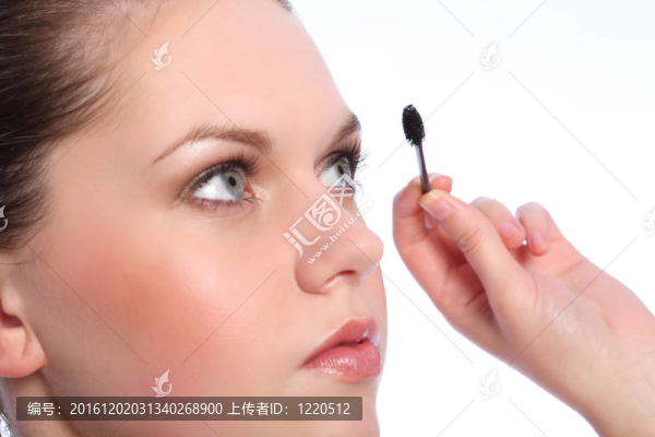 漂亮女孩用眼睫毛分離器刷