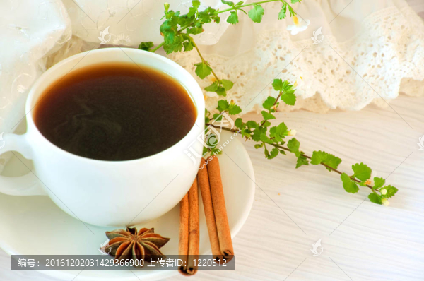 萊西巾法國早餐咖啡和一朵花；