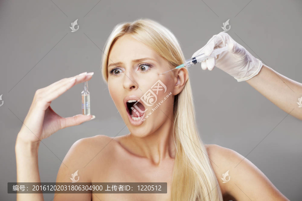 金發(fā)女孩和肉毒桿菌注射