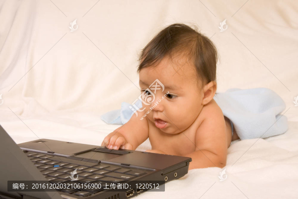 帶筆記本電腦的寶寶