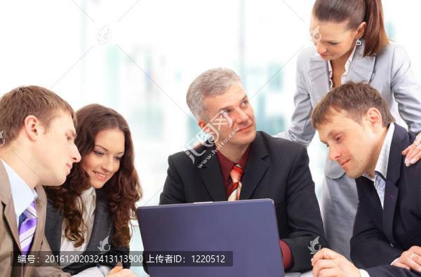 在辦公室的業(yè)務(wù)人員作為一個(gè)團(tuán)隊(duì)
