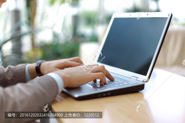辦公室里的現(xiàn)代筆記本電腦打字
