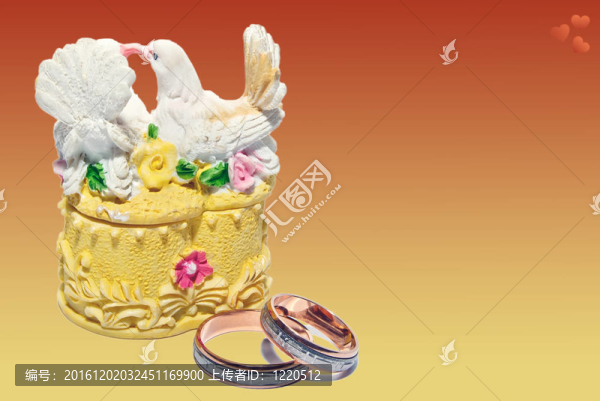 結(jié)婚戒指盒上的兩只吻鴿子