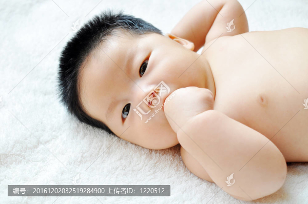 寶寶吸吮手指
