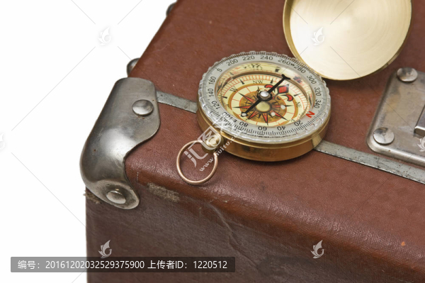 舊手提箱和指南針