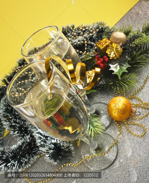 葡萄酒和圣誕裝飾眼鏡