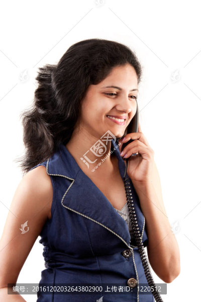 美麗的印度婦女在電話里