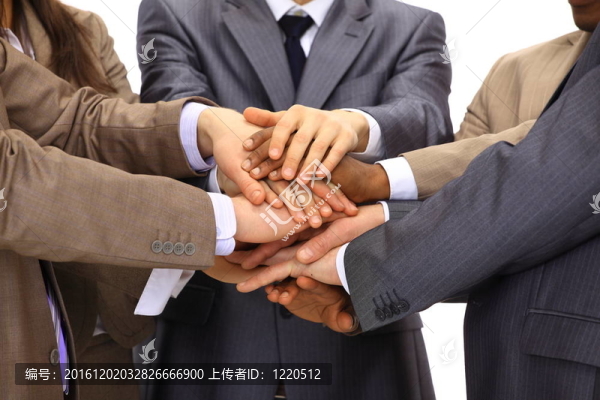 特寫用手業(yè)務(wù)的人在一起，在黑色的背景
