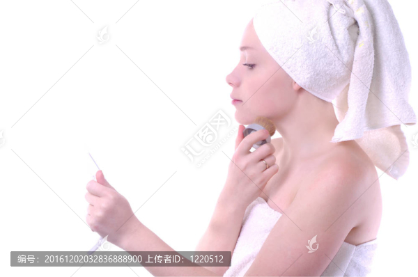 女孩洗澡后