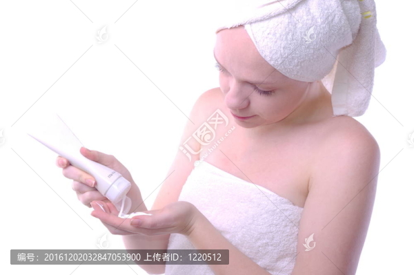 女孩洗澡后