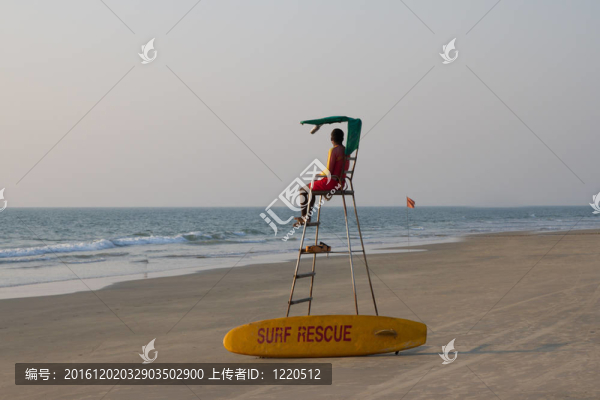 俯瞰熱帶海灘救生員