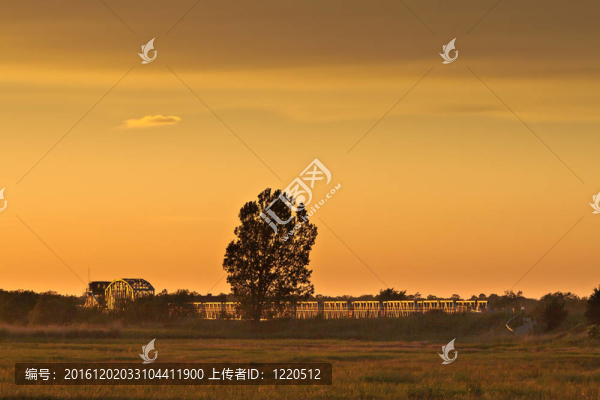 邁寧根晚上燈橋。