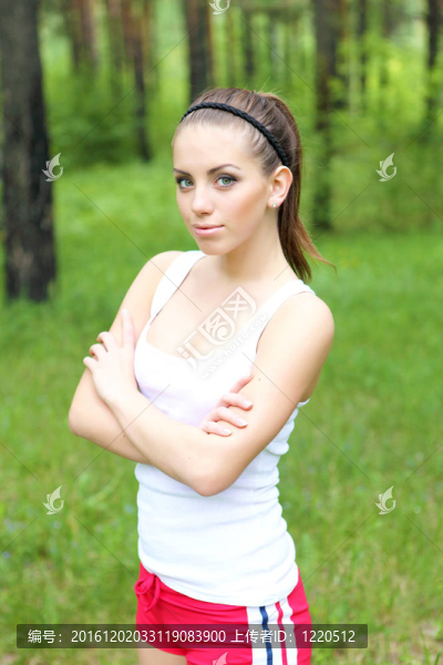 在戶外做運動的年輕女子