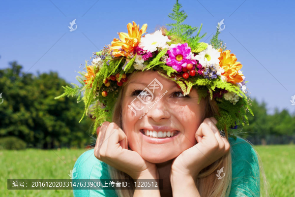 美麗的女人與花