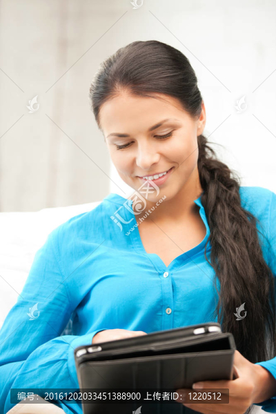 幸福的女人用平板電腦電腦