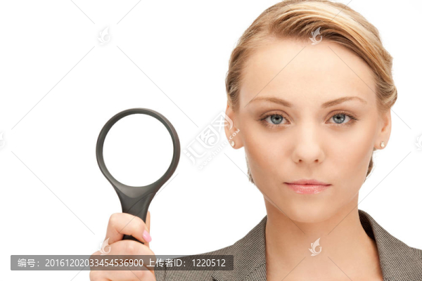 帶放大鏡的女人