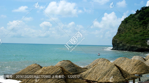 大海；山；海灘；傘