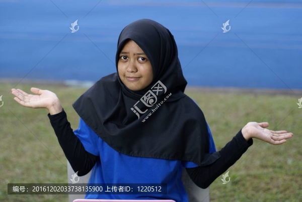 困惑的穆斯林亞洲女孩