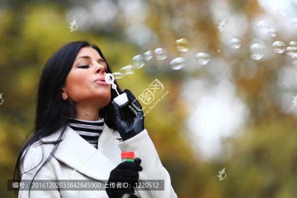 秋女子吹泡泡