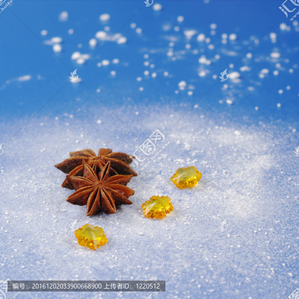 在藍色背景上糖霜像雪黃寶石八角（選擇重點）