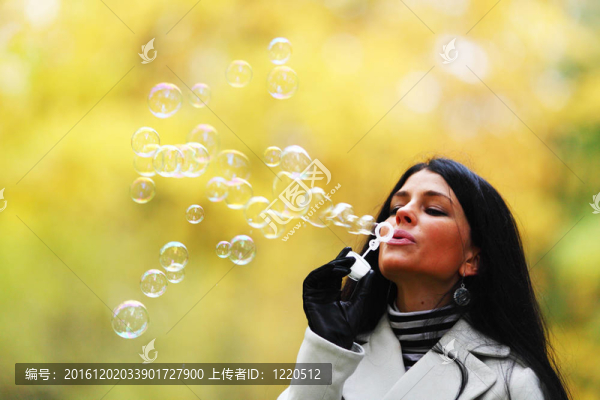 秋女子吹泡泡