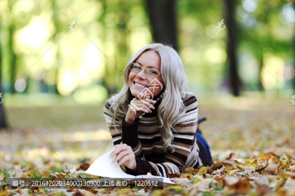 公園里的女人