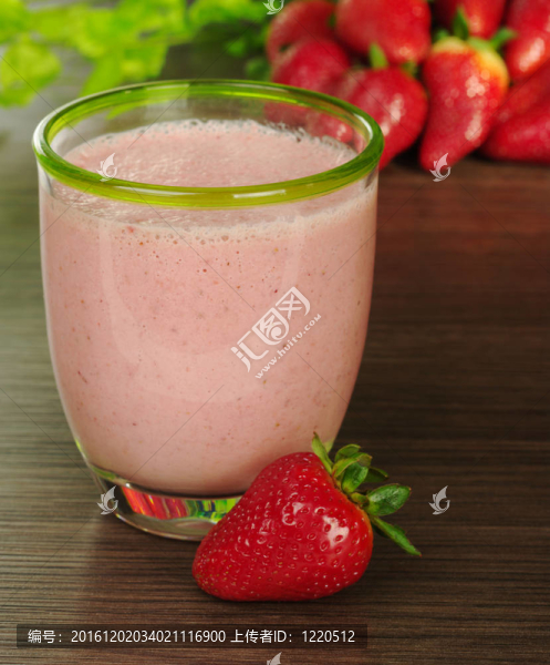 背景中的草莓葉Strawberry,milkshake（選擇性聚焦；在玻璃和鏡子前面的草莓前緣焦點(diǎn)）