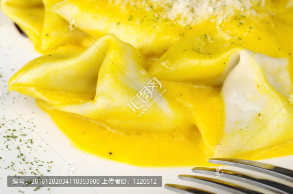 意大利式餛飩配磨碎的干酪用前景中的叉（選擇性聚焦；在前面的餃子重點(diǎn)）