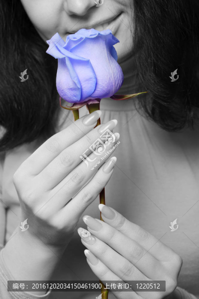 一個(gè)藍(lán)色的玫瑰女人特寫