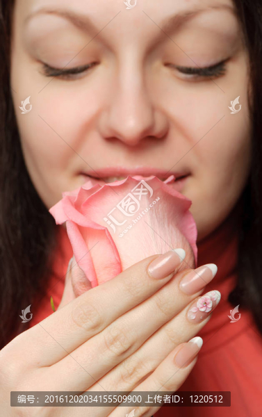 一個(gè)女人的玫瑰特寫(xiě)