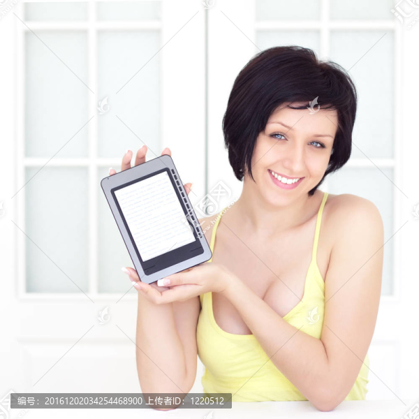 年輕女性與電子書在輕的背景