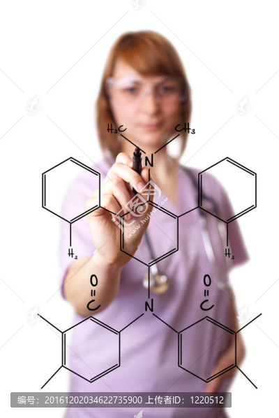 年輕的醫(yī)生正在畫一些圖形