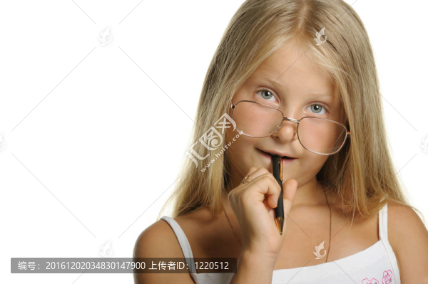 那個戴眼鏡、戴著鋼筆的金發(fā)女郎