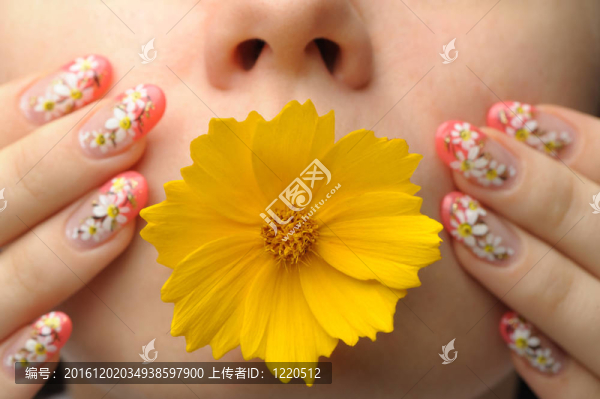 女性面部封閉與指甲藝術(shù)