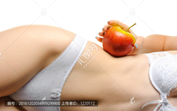 女性勻稱的身體和紅蘋果