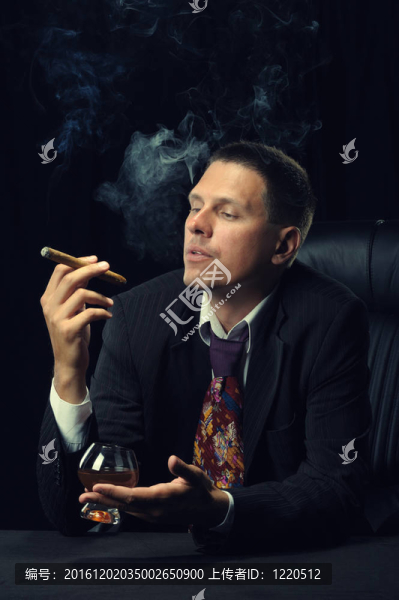 與雪茄的男人和一杯干邑