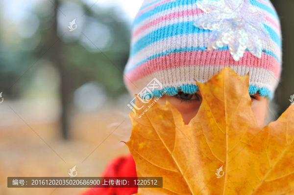女孩和秋天的葉子