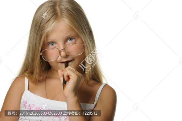 那個戴眼鏡、戴著鋼筆的金發(fā)女郎