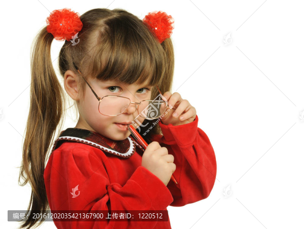 戴著眼鏡和鋼筆的小女孩