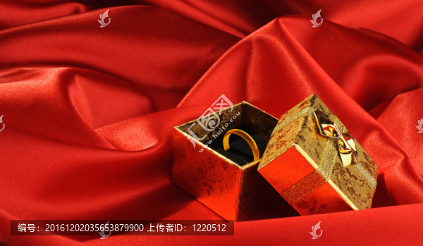 帶紅色絲綢結(jié)婚戒指的金盒子