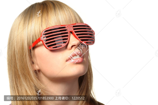 在時髦的太陽鏡的女孩百葉窗